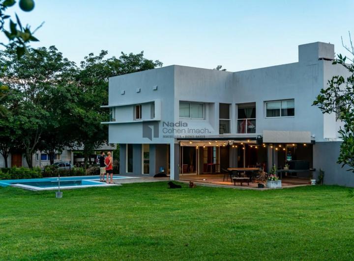 Casa · 400m² · 9 Ambientes · 2 Cocheras