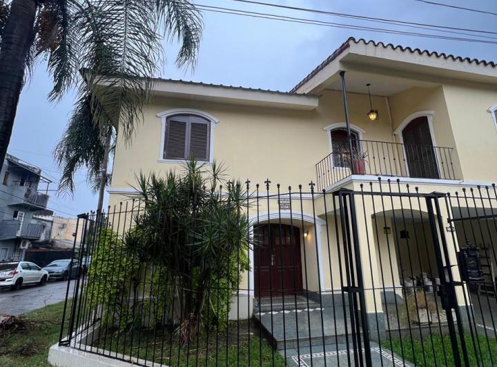Casa · 372m² · 7 Ambientes · 2 Cocheras