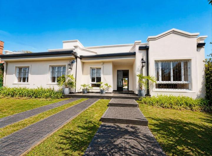 Casa · 180m² · 8 Ambientes · 1 Cochera
