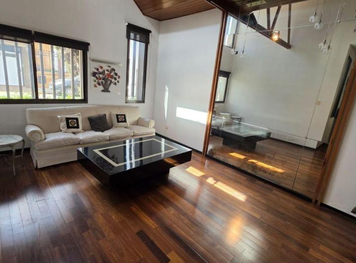 Casa · 381m² · 8 Ambientes · 2 Cocheras