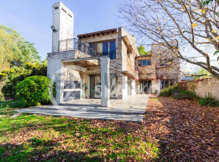 Casa · 448m² · 13 Ambientes · 1 Cochera