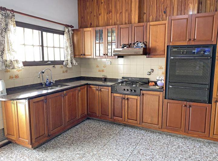 Casa · 212m² · 5 Ambientes · 2 Cocheras