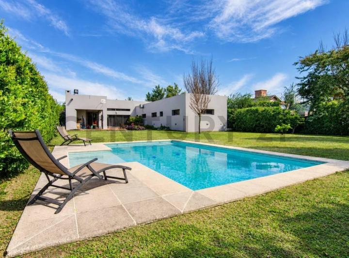 Casa · 286m² · 7 Ambientes · 2 Cocheras