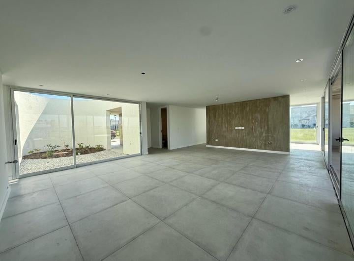 Casa · 222m² · 6 Ambientes · 2 Cocheras