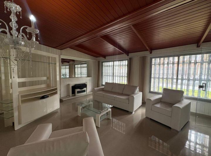 Casa · 200m² · 3 Ambientes · 2 Cocheras