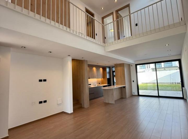 Casa · 145m² · 5 Ambientes · 2 Cocheras