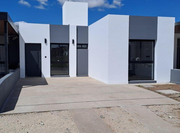 Casa · 79m² · 2 Dormitorios · 2 Cocheras