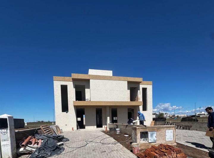 Casa · 180m² · 9 Ambientes