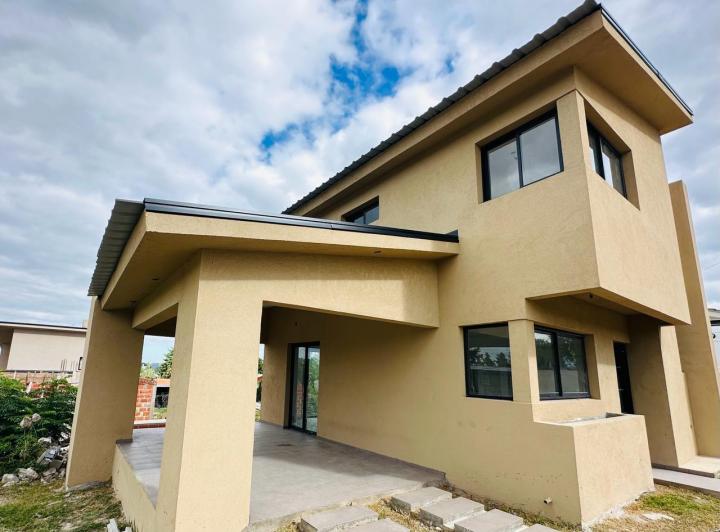 Casa · 102m² · 2 Dormitorios · 1 Cochera
