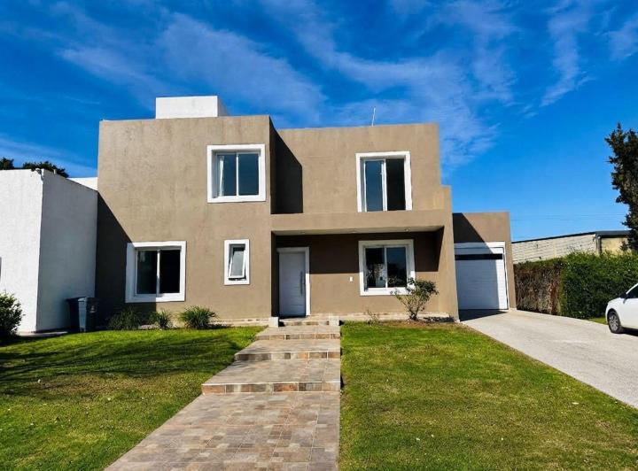 Casa · 168m² · 6 Ambientes · 1 Cochera