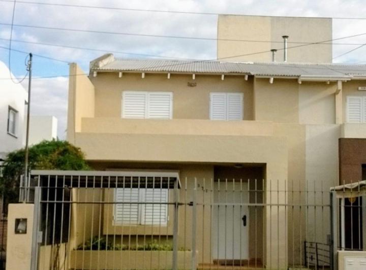 Casa · 100m² · 3 Ambientes · 1 Cochera