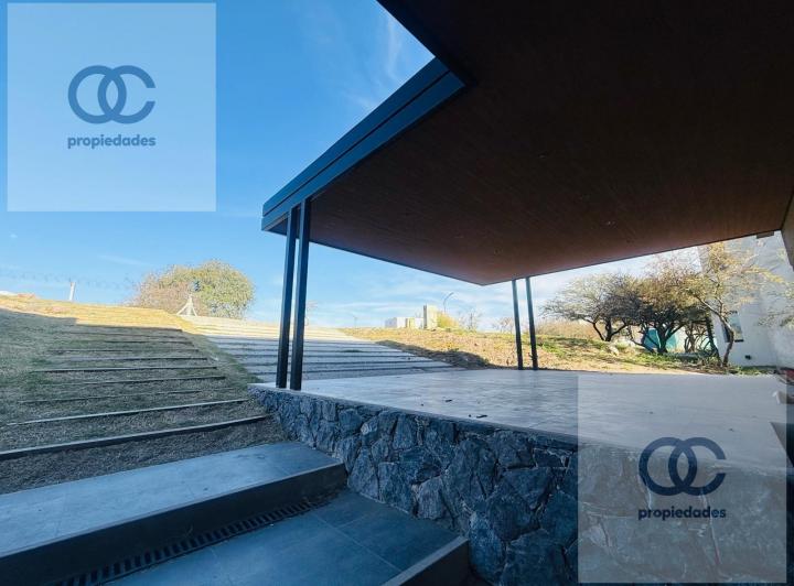 Casa · 330m² · 3 Ambientes · 2 Cocheras