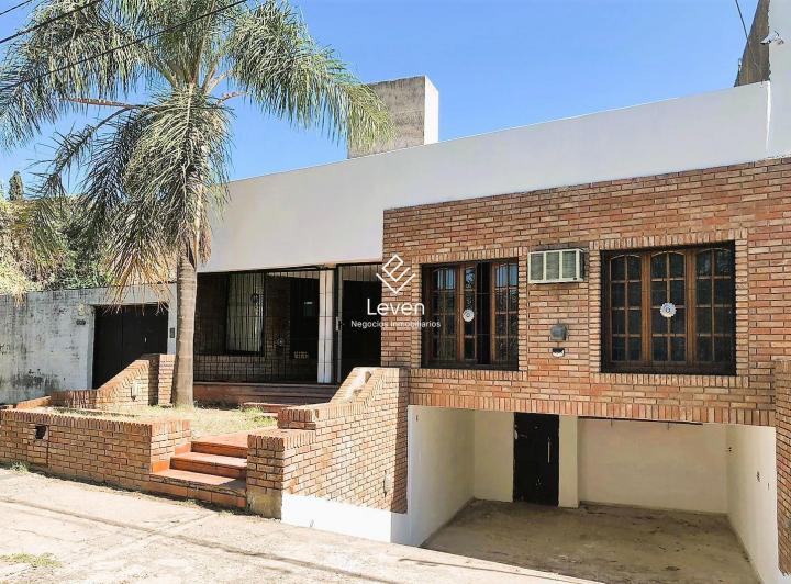Casa · 218m² · 3 Dormitorios · 2 Cocheras