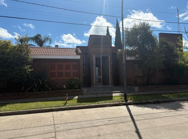 Casa · 330m² · 1 Ambiente · 4 Cocheras