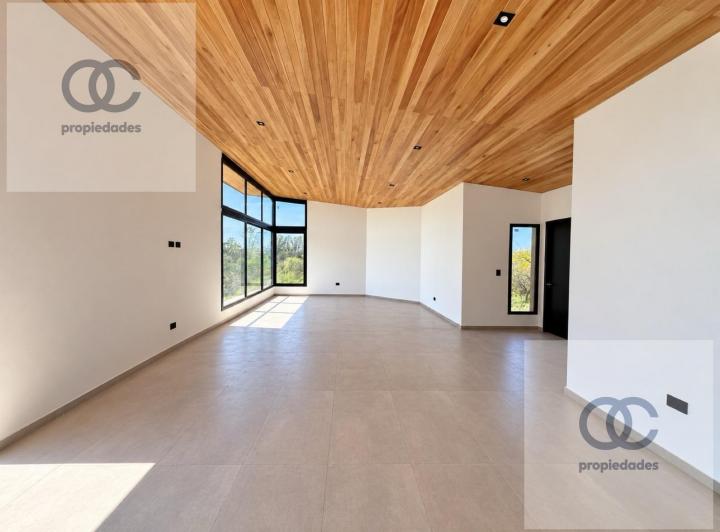 Casa · 365m² · 4 Ambientes · 2 Cocheras