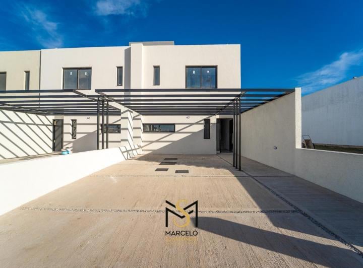 Casa · 125m² · 5 Ambientes · 4 Cocheras