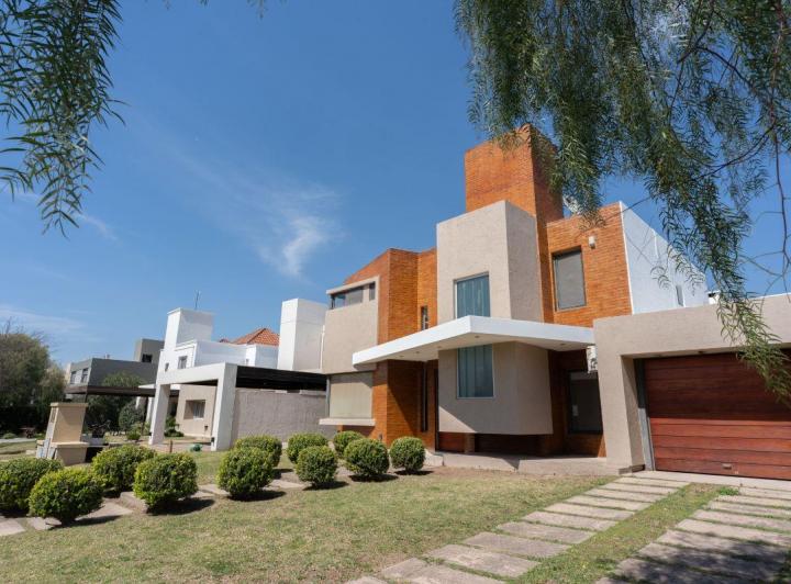 Casa · 247m² · 7 Ambientes · 2 Cocheras