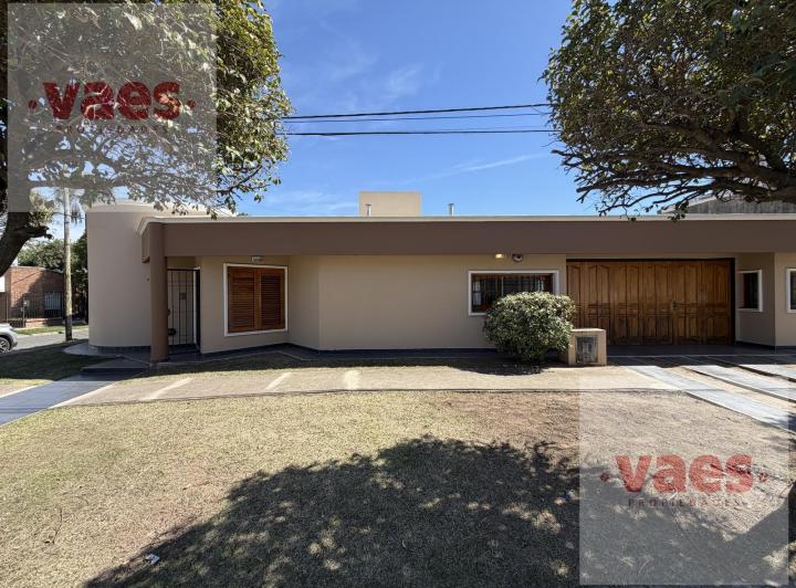 Casa · 368m² · 3 Dormitorios · 2 Cocheras