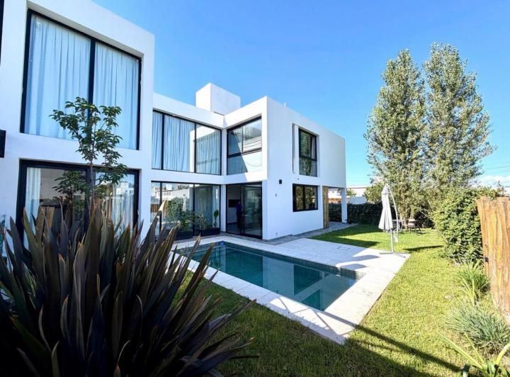 Casa · 252m² · 4 Ambientes · 2 Cocheras