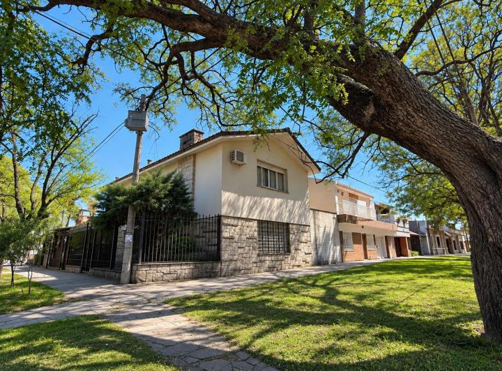 Casa · 166m² · 11 Ambientes · 1 Cochera