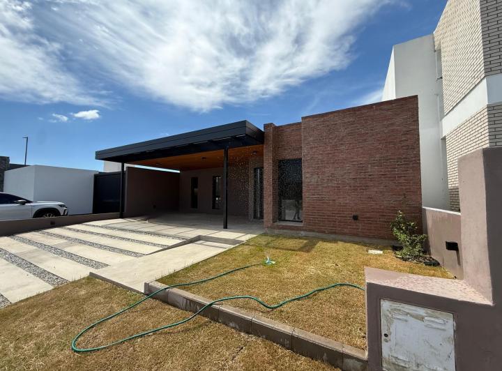 Casa · 160m² · 4 Ambientes · 2 Cocheras