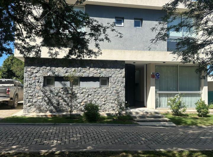 Casa · 220m² · 3 Ambientes · 1 Cochera