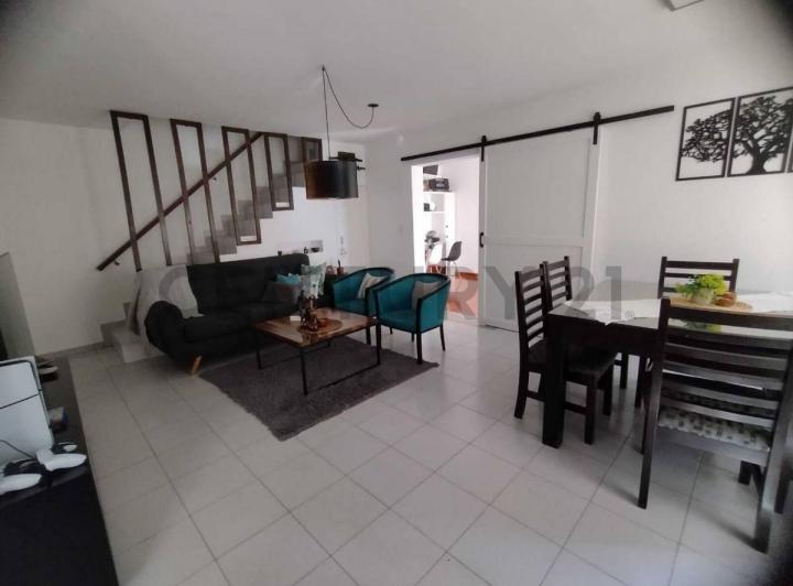 Casa · 70m² · 6 Ambientes · 1 Cochera