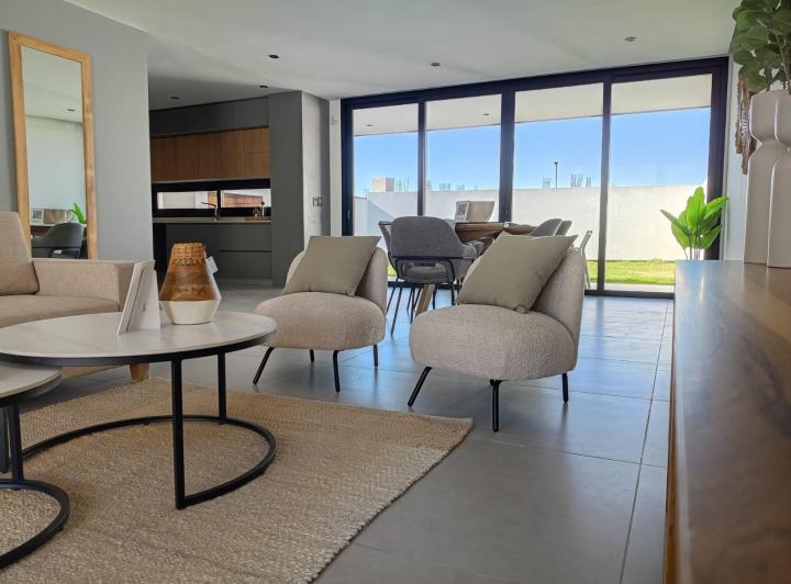 Casa · 300m² · 6 Ambientes · 2 Cocheras