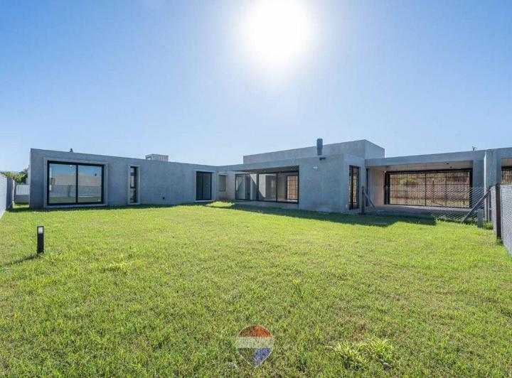 Casa · 203m² · 4 Ambientes · 2 Cocheras