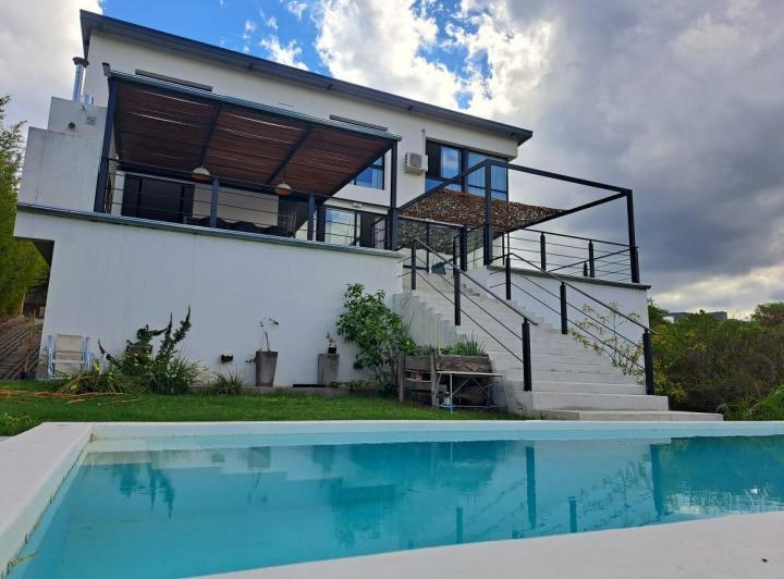 Casa · 350m² · 4 Ambientes · 2 Cocheras