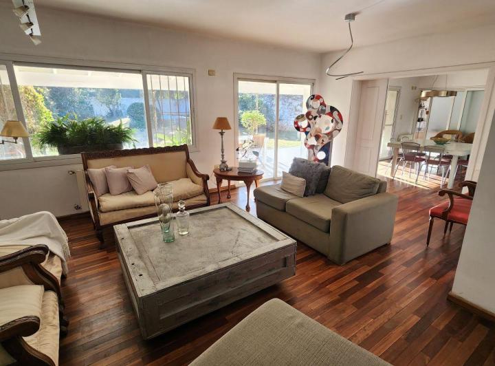Casa · 300m² · 6 Ambientes · 1 Cochera