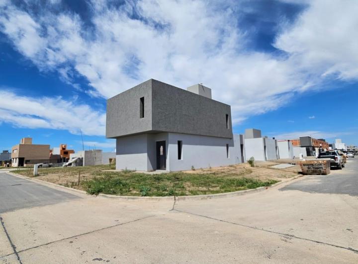 Casa · 258m² · 3 Dormitorios · 2 Cocheras