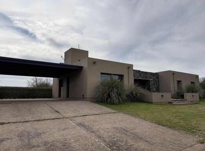 Casa · 350m² · 7 Ambientes · 4 Cocheras