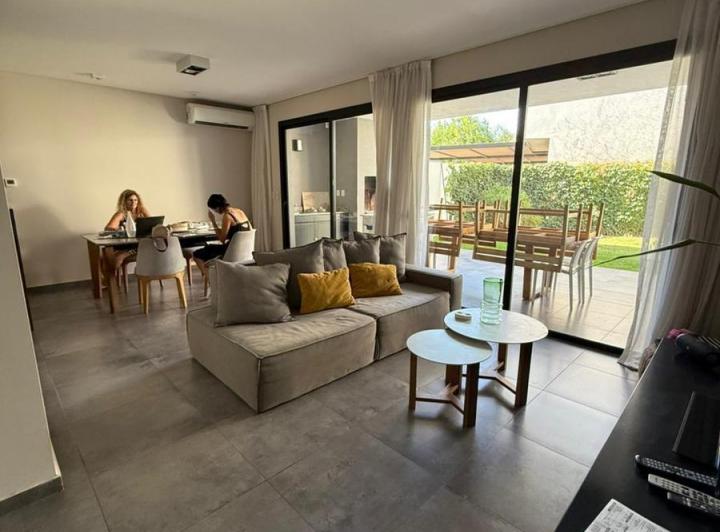 Casa · 165m² · 5 Ambientes · 2 Cocheras