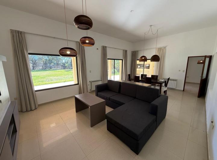 Casa · 3000m² · 8 Ambientes · 2 Cocheras