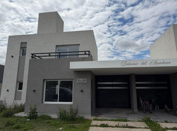 Casa · 180m² · 3 Ambientes · 2 Cocheras