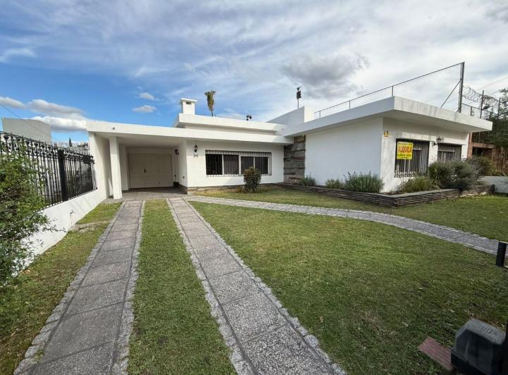 Casa · 320m² · 8 Ambientes · 3 Cocheras
