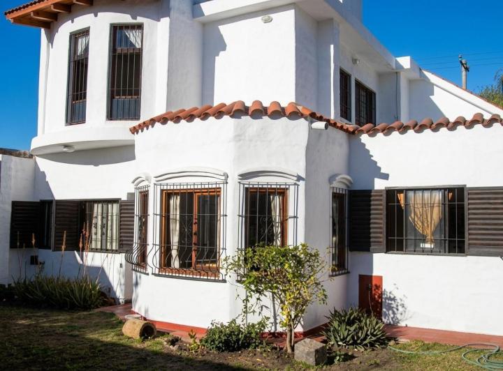 Casa · 215m² · 9 Ambientes · 1 Cochera