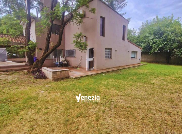 Casa · 220m² · 6 Ambientes · 2 Cocheras