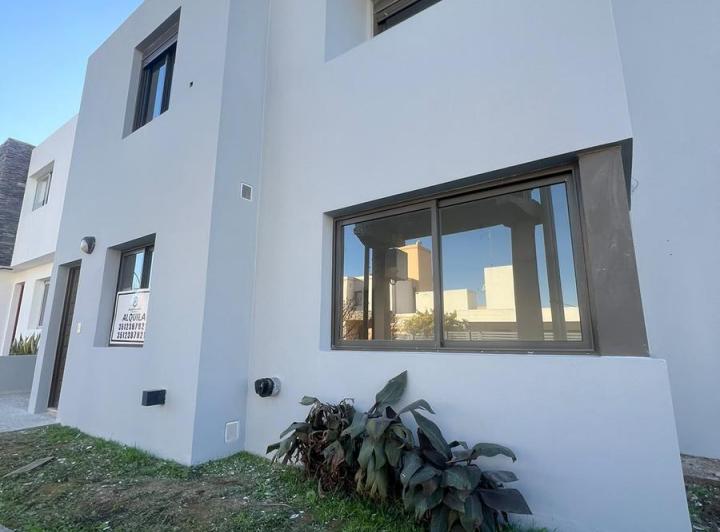 Casa · 100m² · 6 Ambientes · 2 Cocheras