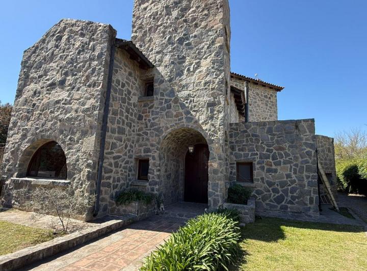 Casa · 200m² · 10 Ambientes · 1 Cochera