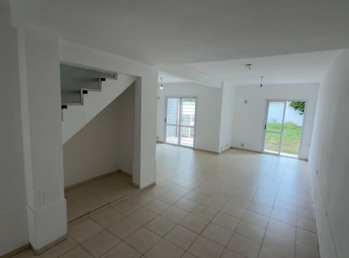 Casa · 210m² · 6 Ambientes · 1 Cochera