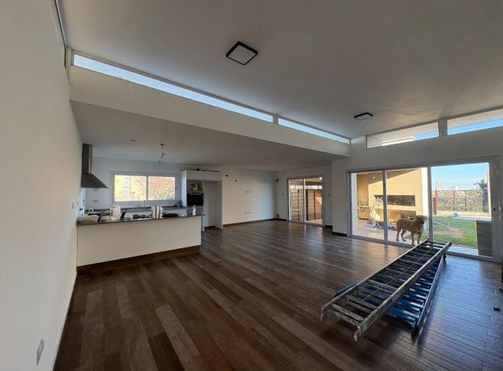 Casa · 220m² · 10 Ambientes · 2 Cocheras