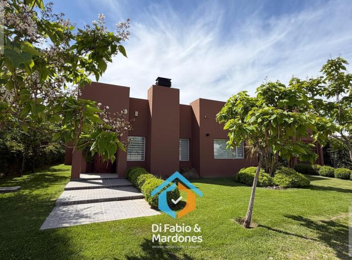 Casa · 200m² · 4 Ambientes · 1 Cochera