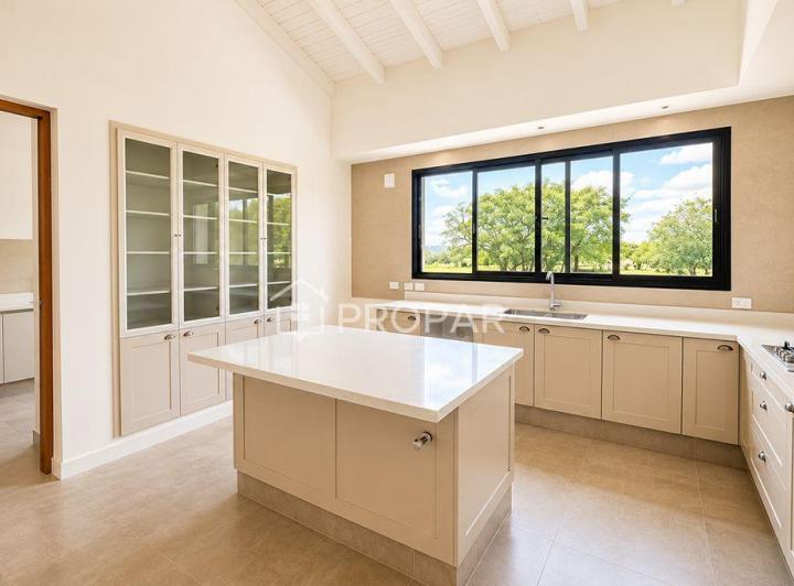 Casa · 1250m² · 4 Ambientes · 2 Cocheras