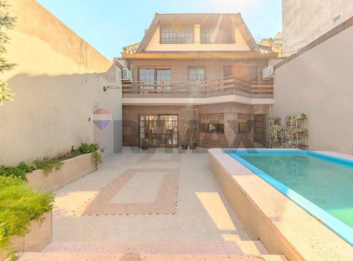 Casa · 240m² · 6 Ambientes · 2 Cocheras