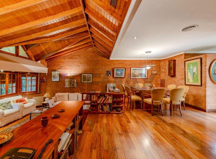 Casa · 294m² · 5 Ambientes · 1 Cochera