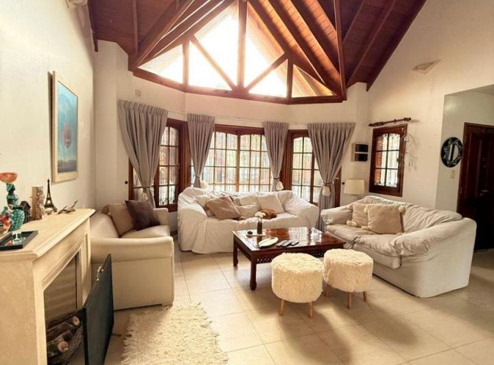 Casa · 400m² · 7 Ambientes · 2 Cocheras