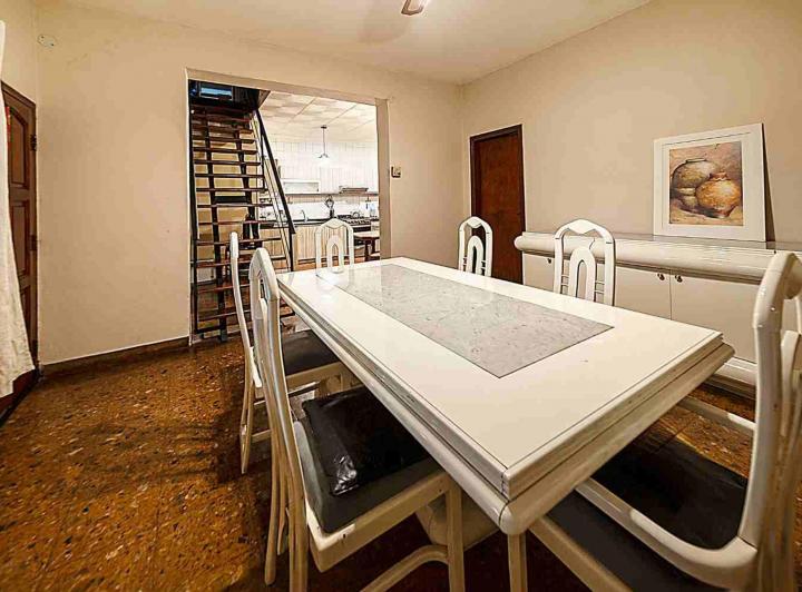 Casa · 200m² · 10 Ambientes · 2 Cocheras