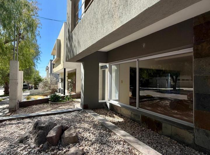 Casa · 210m² · 4 Dormitorios · 1 Cochera
